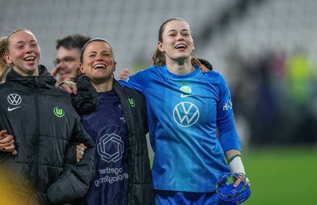 ITA, Wolfsburg, Juventus Turin vs VfL Wolfsburg, Women s Champions League, Fussball, UEFA, Spielzeit 2025 2026, Allianz Stadium, Playoffs, Rückspiel im Bild v.l.: Martina Tufekovic (VfL Wolfsburg Frauen 21), Stina Johannes (VfL Wolfsburg Frauen 1), Freude und Emotionen nach dem Sieg, player of the match trophy DFB DFL REGULATIONS PROHIBIT ANY USE OF PHOTOGRAPHS AS IMAGE SEQUENCES AND OR QUASI-VIDEO, 19.02.2026 Copyright: HMBxMedia HendrikxHamelau