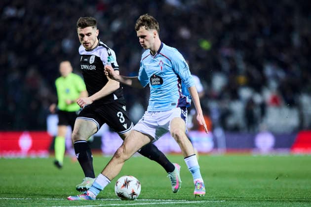 RC Celta de Vigo v Paok FC - UEFA Europa League THESSALONIKI, GREECE SPAIN - FEBRUARY 19: Williot Swedberg competes for the ball with Jonjoe Kenny of Paok FC during the UEFA Europa League 2025 26 KO Playoff match between Paok FC and RC Celta de Vigo at Toumba Stadium on February 19, 2026 in Thessaloniki, Greece. Thessaloniki Toumba Stadium Greece Copyright: xDiegoxSimonx