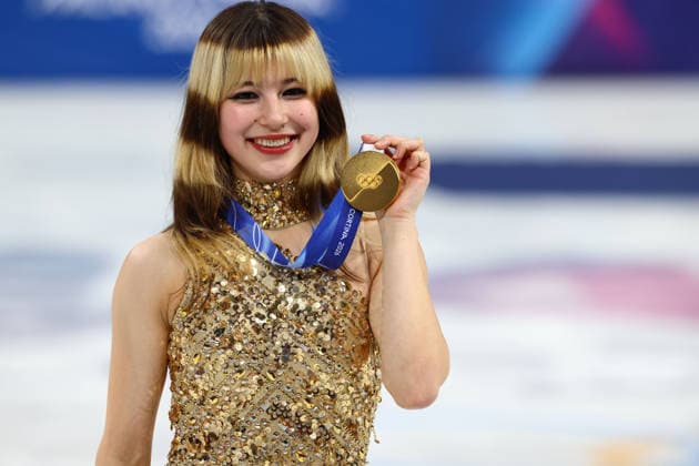 February 19, 2026, Milan, Lombardy, Italy: ALYSA LIU of the USA celebrates with the gold medal in the Women s Single Skating of the Figure skating, Eiskunstlauf at the Milano Cortina 2026 Winter Olympic Games, Olympische Spiele, Olympia, OS Olympics 2026: Milano Cortina: Figure Skating Women s Free Skating  - ZUMAc179 20260219_oly_c179_164 Copyright: xMickaelxChavetx
