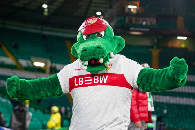 Fussball UEFA Europa League 2025 - 2026, Play-Offs Hinspiel - Celtic FC Glasgow vs VfB Stuttgart - Celtic Park Stadion (Glasgow, Schottland): Glasgow, Schottland, Europa, Celtic Park, Fritzle (VfB Stuttgart), Maskottchen, Jubel, Arme ausgebreitet, Emotion, Porträt, Nahaufnahme, Auswärtsspiel, Fußball, Profifußball, Bundesliga, Vereinslogo, JAKO, Sponsorenlogo LBBW, Flutlicht, Abendspiel, Tribüne, Stadionatmosphäre, Europapokal, Unterhaltung, Fanbindung, Freude, Emotionen, Jubel Copyright: xJOERANxSTEINSIEKx