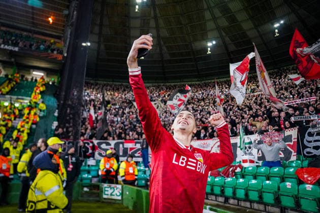 Fussball UEFA Europa League 2025 - 2026, Play-Offs Hinspiel - Celtic FC Glasgow vs VfB Stuttgart - Celtic Park Stadion (Glasgow, Schottland): Doppeltorschütze Bilal El Khannouss (VfB Stuttgart, 11) jubelt und macht mit den Stuttgarter Fans ein Selfie - Geste, Gestik, Emotion, Freude, Emotionen, Jubel, Totale Perspektive Glasgow Schottland Vereinigtes Königreich Copyright: xJOERANxSTEINSIEKx