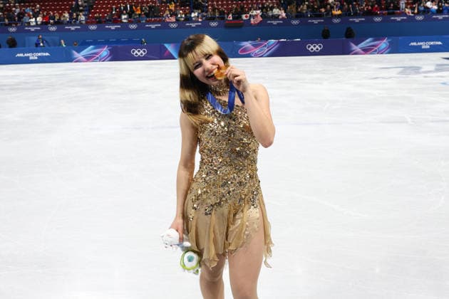 February 19, 2026, Milan, Lombardy, Italy: ALYSA LIU of USA celebrates with the gold medal in the Women s Single Skating of the Figure skating, Eiskunstlauf at the Milano Cortina 2026 Winter Olympic Games, Olympische Spiele, Olympia, OS Olympics 2026: Milano Cortina: Figure Skating Women Single Skating  - ZUMAc179 20260219_oly_c179_193 Copyright: xMickaelxChavetx