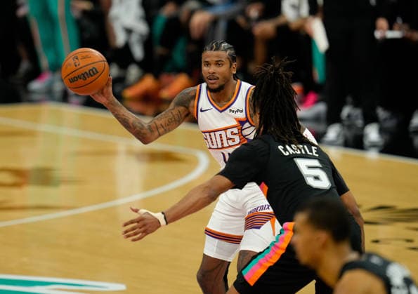 February 19, 2026, Austin, Texas, USA: Phoenix Suns guard JALEN GREEN (4) passes the ball during an NBA, Basketball Herren, USA game between the Spurs and the Suns on February 19, 2026 in Austin, Texas. The Spurs won, 121-94. Austin USA - ZUMAc201 20260219_zap_c201_006 Copyright: xScottxColemanx