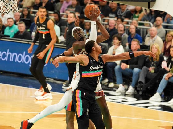 February 19, 2026, Austin, Texas, USA: Phoenix Suns center MARK WILLIAMS (15) works against San Antonio Spurs forward CARTER BRYANT (11) during an NBA, Basketball Herren, USA game between the Spurs and the Suns on February 19, 2026 in Austin, Texas. The Spurs won, 121-94. NBA 2026: Spurs 121: Suns 94  - ZUMAc201 20260219_zap_c201_001 Copyright: xScottxColemanx