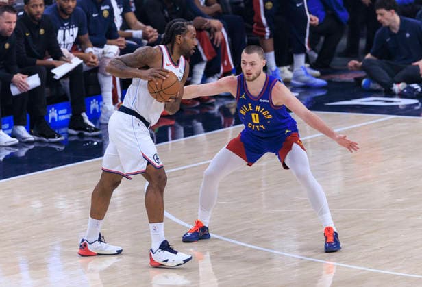February 19, 2026, Inglewood, California, USA: Christian Braun 0 of the Denver Nuggets guards Kawhi Leonard 2 of the Los Angeles Clippers during their regular season NBA, Basketball Herren, USA game on Thursday February 19, 2026 at Intuit Dome in Inglewood, California. ARIANA RUIZ PI Inglewood USA - ZUMAp124 20260219_zaa_p124_006 Copyright: xArianaxRuizx
