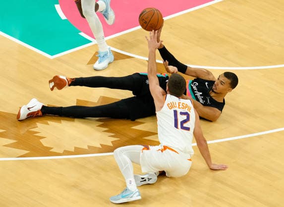 February 19, 2026, Austin, Texas, USA: San Antonio Spurs forward VICTOR WEMBANYAMA (1) passes the ball over Phoenix Suns guard COLLIN GILLESPIE (12) during an NBA, Basketball Herren, USA game between the Spurs and the Suns on February 19, 2026 in Austin, Texas. The Spurs won, 121-94. Austin USA - ZUMAc201 20260219_zap_c201_014 Copyright: xScottxColemanx