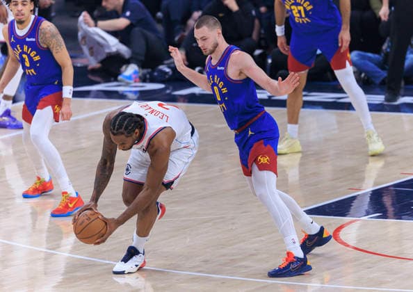 February 19, 2026, Inglewood, California, USA: Christian Braun 0 of the Denver Nuggets guards Kawhi Leonard 2 of the Los Angeles Clippers during their regular season NBA, Basketball Herren, USA game on Thursday February 19, 2026 at Intuit Dome in Inglewood, California. ARIANA RUIZ PI Clippers Vs. Nuggets  - ZUMAp124 20260219_zaa_p124_005 Copyright: xArianaxRuizx