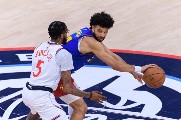 February 19, 2026, Inglewood, California, USA: Jamal Murray 27 of the Denver Nuggets passes the ball as Derrick Jones Jr. 5 of the Los Angeles Clippers guards during their regular season NBA, Basketball Herren, USA game on Thursday February 19, 2026 at Intuit Dome in Inglewood, California. ARIANA RUIZ PI Clippers Vs. Nuggets  - ZUMAp124 20260219_zaa_p124_008 Copyright: xArianaxRuizx