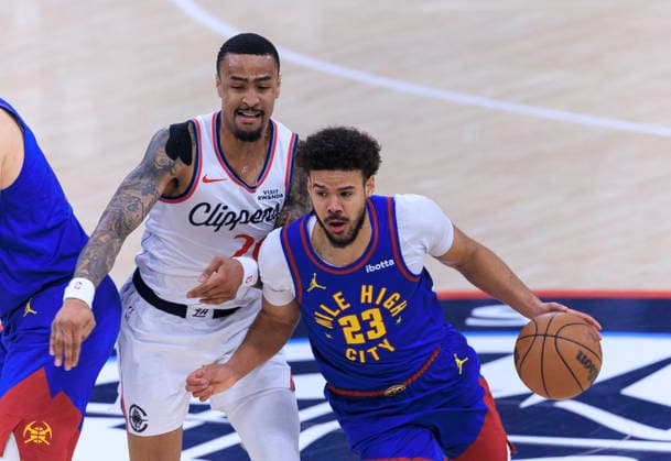 February 19, 2026, Inglewood, California, USA: Cameron Johnson 23 of the Denver Nuggets drives past John Collins 20 of the Los Angeles Clippers during their regular season NBA, Basketball Herren, USA game on Thursday February 19, 2026 at Intuit Dome in Inglewood, California. ARIANA RUIZ PI Clippers Vs. Nuggets  - ZUMAp124 20260219_zaa_p124_009 Copyright: xArianaxRuizx