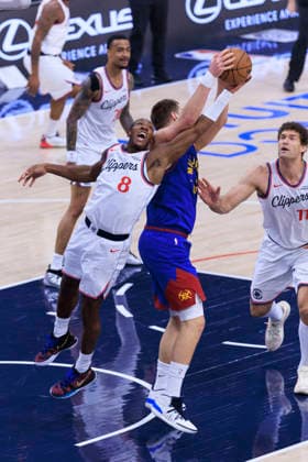 February 19, 2026, Inglewood, California, USA: Nikola Jokic 15 of the Denver Nuggets and Kris Dunn 8 of the Los Angeles Clippers reach for the rebound during their regular season NBA, Basketball Herren, USA game on Thursday February 19, 2026 at Intuit Dome in Inglewood, California. ARIANA RUIZ PI Inglewood USA - ZUMAp124 20260219_zaa_p124_011 Copyright: xArianaxRuizx