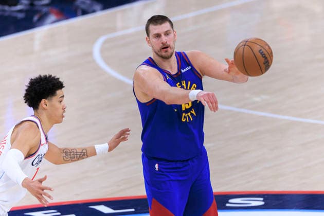 February 19, 2026, Inglewood, California, USA: Nikola Jokic 15 of the Denver Nuggets passes the ball as Yanic Konan Niederhauser 14 of the Los Angeles Clippers defends during their regular season NBA, Basketball Herren, USA game on Thursday February 19, 2026 at Intuit Dome in Inglewood, California. ARIANA RUIZ PI Inglewood USA - ZUMAp124 20260219_zaa_p124_013 Copyright: xArianaxRuizx