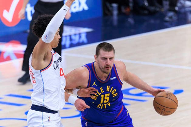 February 19, 2026, Inglewood, California, USA: Nikola Jokic 15 of the Denver Nuggets presses up against Yanic Konan Niederhauser 14 of the Los Angeles Clippers during their regular season NBA, Basketball Herren, USA game on Thursday February 19, 2026 at Intuit Dome in Inglewood, California. ARIANA RUIZ PI Clippers Vs. Nuggets  - ZUMAp124 20260219_zaa_p124_014 Copyright: xArianaxRuizx