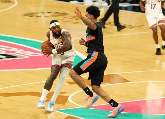 February 19, 2026, Austin, Texas, USA: Phoenix Suns forward ROYCE O NEALE (00) moves the ball against San Antonio Spurs guard DYLAN HARPER (2) during an NBA, Basketball Herren, USA game between the Spurs and the Suns on February 19, 2026 in Austin, Texas. The Spurs won, 121-94. Austin USA - ZUMAc201 20260219_zap_c201_015 Copyright: xScottxColemanx