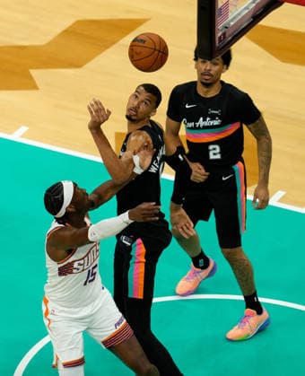 February 19, 2026, Austin, Texas, USA: San Antonio Spurs forward VICTOR WEMBANYAMA (1) watches after blocking a shot during an NBA, Basketball Herren, USA game between the Spurs and the Suns on February 19, 2026 in Austin, Texas. The Spurs won, 121-94. NBA 2026: Spurs 121: Suns 94  - ZUMAc201 20260219_zap_c201_020 Copyright: xScottxColemanx