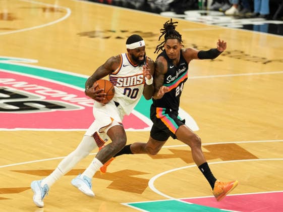 February 19, 2026, Austin, Texas, USA: Phoenix Suns forward ROYCE O NEALE (00) moves the ball against San Antonio Spurs guard DEVIN VASSELL (24) during an NBA, Basketball Herren, USA game between the Spurs and the Suns on February 19, 2026 in Austin, Texas. The Spurs won, 121-94. Austin USA - ZUMAc201 20260219_zap_c201_022 Copyright: xScottxColemanx