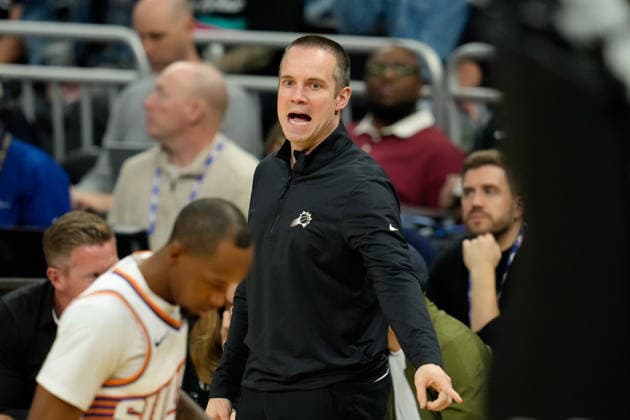 February 19, 2026, Austin, Texas, USA: Phoenix Suns head coach JORDAN OTT during an NBA, Basketball Herren, USA game between the Spurs and the Suns on February 19, 2026 in Austin, Texas. The Spurs won, 121-94. NBA 2026: Spurs 121: Suns 94  - ZUMAc201 20260219_zap_c201_028 Copyright: xScottxColemanx