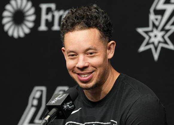 February 19, 2026, Austin, Texas, USA: San Antonio Spurs head coach MITCH JOHNSON during a pregame press conference, PK, Pressekonferenz before an NBA, Basketball Herren, USA game between the Spurs and the Phoenix Suns on February 19, 2026 in Austin, Texas. The Spurs won, 121-94. NBA 2026: Spurs 121: Suns 94 - ZUMAc201 20260219_zap_c201_037 Copyright: xScottxColemanx
