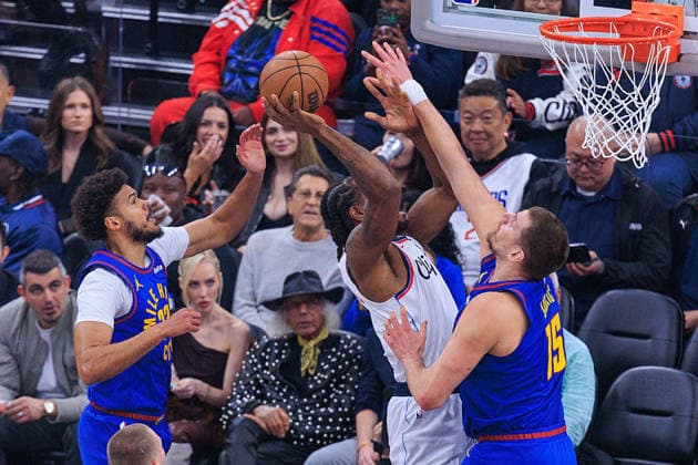 February 19, 2026, Inglewood, California, USA: Kawhi Leonard 2 of the Los Angeles Clippers tries to put a shot over Nikola Jokic 15 of the Denver Nuggets during a NBA, Basketball Herren, USA regular season game on Thursday February 19, 2026 at Intuit Dome Arena in Inglewood, California. JAVIER ROJAS PI Clippers Vs. Nuggets  - ZUMAp124 20260219_zaa_p124_019 Copyright: xJavierxRojasx