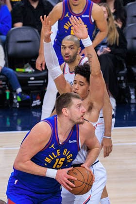 February 19, 2026, Inglewood, California, USA: Yanic Konan Niederhauser 14 of the Los Angeles Clippers tries to block a shot by Nikola Jokic 15 of the Denver Nuggets during a NBA, Basketball Herren, USA regular season game on Thursday February 19, 2026 at Intuit Dome Arena in Inglewood, California. JAVIER ROJAS PI Inglewood USA - ZUMAp124 20260219_zaa_p124_026 Copyright: xJavierxRojasx