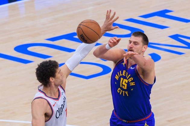 February 19, 2026, Inglewood, California, USA: Brook Lopez 11 of the Los Angeles Clippers tries to block a pass by Nikola Jokic 15 of the Denver Nuggets during a NBA, Basketball Herren, USA regular season game on Thursday February 19, 2026 at Intuit Dome Arena in Inglewood, California. JAVIER ROJAS PI Clippers Vs. Nuggets  - ZUMAp124 20260219_zaa_p124_021 Copyright: xJavierxRojasx