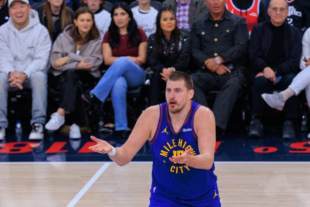 February 19, 2026, Inglewood, California, USA: Nikola Jokic 15 of the Denver Nuggets disputes a call during a NBA, Basketball Herren, USA regular season game against the Los Angeles Clippers on Thursday February 19, 2026 at Intuit Dome Arena in Inglewood, California. JAVIER ROJAS PI Clippers Vs. Nuggets  - ZUMAp124 20260219_zaa_p124_027 Copyright: xJavierxRojasx