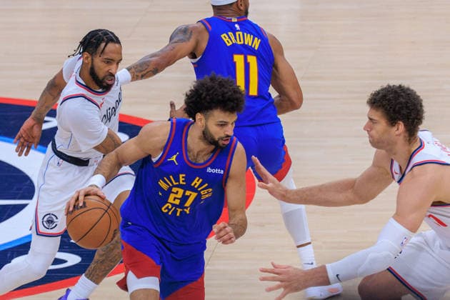 February 19, 2026, Inglewood, California, USA: Brook Lopez 11 of the Los Angeles Clippers defends against Jamal Murray 27 of the Denver Nuggets during a NBA, Basketball Herren, USA regular season game on Thursday February 19, 2026 at Intuit Dome Arena in Inglewood, California. JAVIER ROJAS PI Clippers Vs. Nuggets  - ZUMAp124 20260219_zaa_p124_030 Copyright: xJavierxRojasx
