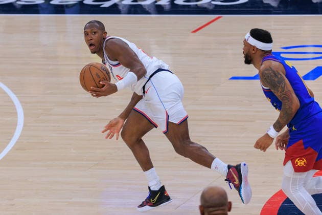 February 19, 2026, Inglewood, California, USA: Kris Dunn 8 of the Los Angeles Clippers steals a ball and goes for basket during a NBA, Basketball Herren, USA regular season game against the Denver Nuggets on Thursday February 19, 2026 at Intuit Dome Arena in Inglewood, California. JAVIER ROJAS PI Clippers Vs. Nuggets  - ZUMAp124 20260219_zaa_p124_031 Copyright: xJavierxRojasx