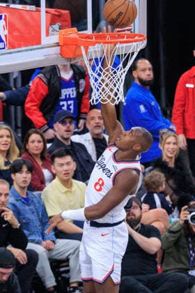 February 19, 2026, Inglewood, California, USA: Kris Dunn 8 of the Los Angeles Clippers steals a ball and goes for basket during a NBA, Basketball Herren, USA regular season game against the Denver Nuggets on Thursday February 19, 2026 at Intuit Dome Arena in Inglewood, California. JAVIER ROJAS PI Clippers Vs. Nuggets  - ZUMAp124 20260219_zaa_p124_032 Copyright: xJavierxRojasx
