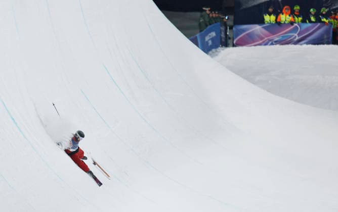260219 -- LIVIGNO, Feb. 19, 2026 -- Dillan Glennie of Canada falls during the qualification of freestyle skiing women s freeski halfpipe at the Milan-Cortina 2026 Olympic Winter games, Winterspiele,Spiele, Summer games in Livigno, Italy, Feb. 19, 2026. MICO2026ITALY-LIVIGNO-OLYMPIC WINTER GAMES-FREESTYLE SKIING-WOMEN S FREESKI HALFPIPE-QUALIFICATION WangxPeng  (MICO2026)ITALY-LIVIGNO-OLYMPIC WINTER GAMES-FREESTYLE SKIING-WOMEN S FREESKI HALFPIPE-QUALIFICATION IMAGO WangxPeng  imago images 0848099822