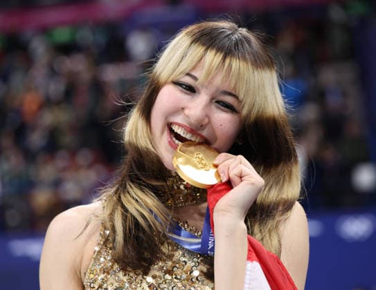 260219 -- MILAN, Feb. 19, 2026 -- Gold medalist Alysa Liu of the United States bites her medal during the awarding ceremony of the Figure skating, Eiskunstlauf women single skating event at the Milan-Cortina 2026 Olympic Winter games, Winterspiele,Spiele, Summer games in Milan, Italy, Feb. 19, 2026. MICO2026ITALY-MILAN-OLYMPIC WINTER GAMES-FIGURE SKATING-WOMEN SINGLE SKATING-FREE SKATING LixMing  (MICO2026)ITALY-MILAN-OLYMPIC WINTER GAMES-FIGURE SKATING-WOMEN SINGLE SKATING-FREE SKATING IMAGO LixMing  imago images 0848109153