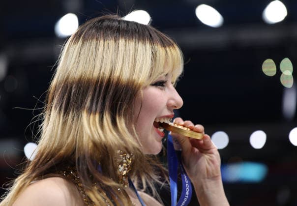 (260220) -- MILAN, Feb. 20, 2026 -- Gold medalist Alysa Liu of the United States bites her medal after the awarding ceremony of the Figure skating, Eiskunstlauf women single skating event at the Milan-Cortina 2026 Olympic Winter games, Winterspiele,Spiele, Summer games in Milan, Italy, Feb. 19, 2026. ) (MICO2026)ITALY-MILAN-OLYMPIC WINTER GAMES-FIGURE SKATING-WOMEN SINGLE SKATING-FREE SKATING LixMing 