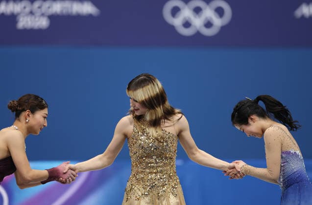 (260220) -- MILAN, Feb. 20, 2026 -- Gold medalist Alysa Liu (C) of the United States, silver medalist Sakamoto Kaori (L) of Japan and bronze medalist Nakai Ami of Japan greet each other during the awarding ceremony of the Figure skating, Eiskunstlauf women single skating event at the Milan-Cortina 2026 Olympic Winter games, Winterspiele,Spiele, Summer games in Milan, Italy, Feb. 19, 2026. ) (MICO2026)ITALY-MILAN-OLYMPIC WINTER GAMES-FIGURE SKATING-WOMEN SINGLE SKATING-FREE SKATING LixMing 