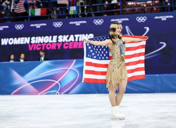 (260220) -- MILAN, Feb. 20, 2026 -- Gold medalist Alysa Liu of the United States poses for photos after the awarding ceremony of the Figure skating, Eiskunstlauf women single skating event at the Milan-Cortina 2026 Olympic Winter games, Winterspiele,Spiele, Summer games in Milan, Italy, Feb. 19, 2026. ) (MICO2026)ITALY-MILAN-OLYMPIC WINTER GAMES-FIGURE SKATING-WOMEN SINGLE SKATING-FREE SKATING LixMing 