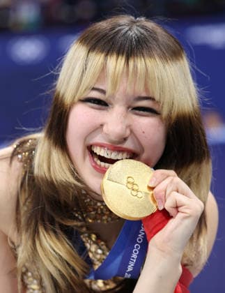 (260220) -- MILAN, Feb. 20, 2026 -- Gold medalist Alysa Liu of the United States poses for photos with her medal after the awarding ceremony of the Figure skating, Eiskunstlauf women single skating event at the Milan-Cortina 2026 Olympic Winter games, Winterspiele,Spiele, Summer games in Milan, Italy, Feb. 19, 2026. ) (MICO2026)ITALY-MILAN-OLYMPIC WINTER GAMES-FIGURE SKATING-WOMEN SINGLE SKATING-FREE SKATING LixMing 