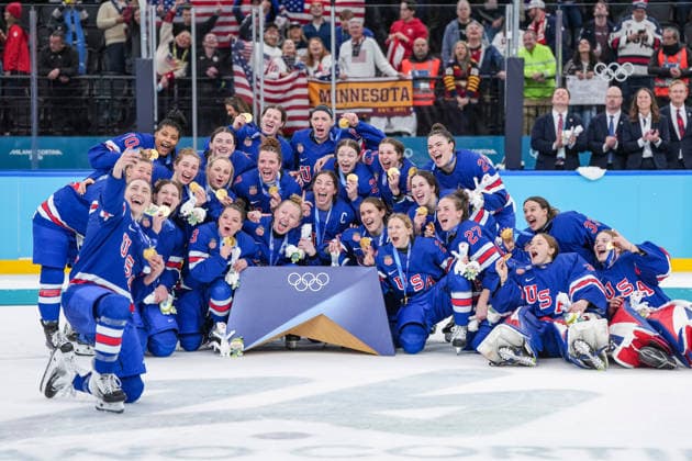 (260220) -- MILAN, Feb. 20, 2026 -- Gold medalists players of the United States pose for photos during the awarding ceremony for the Ice hockey, Eishockey women s gold medal game between the United States and Canada at the Milan-Cortina 2026 Olympic Winter games, Winterspiele,Spiele, Summer games in Milan, Italy, Feb. 19, 2026. ) (MICO2026)ITALY-MILAN-OLYMPIC WINTER GAMES-ICE HOCKEY-WOMEN-GOLD MEDAL GAME-USA VS CAN SunxFei 