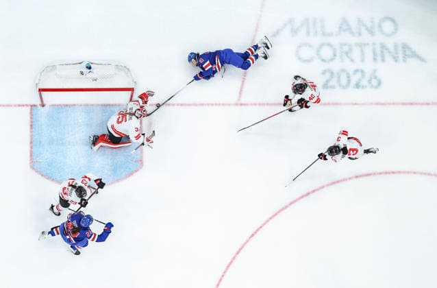 (260220) -- MILAN, Feb. 20, 2026 -- Hilary Knight (top C) of the United States shoots during the Ice hockey, Eishockey women s gold medal game between the United States and Canada at the Milan-Cortina 2026 Olympic Winter games, Winterspiele,Spiele, Summer games in Milan, Italy, Feb. 19, 2026. ) (MICO2026)ITALY-MILAN-OLYMPIC WINTER GAMES-ICE HOCKEY-WOMEN-GOLD MEDAL GAME-USA VS CAN SunxFei 