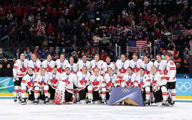 (260220) -- MILAN, Feb. 20, 2026 -- Silver medalists players of Canada pose during the awarding ceremony after the Ice hockey, Eishockey women s gold medal game between the United States and Canada at the Milan-Cortina 2026 Olympic Winter games, Winterspiele,Spiele, Summer games in Milan, Italy, Feb. 19, 2026. ) (MICO2026)ITALY-MILAN-OLYMPIC WINTER GAMES-ICE HOCKEY-WOMEN-GOLD MEDAL GAME-USA VS CAN WangxKaiyan 