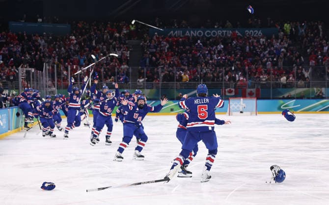 (260220) -- MILAN, Feb. 20, 2026 -- Players of the United States celebrate victory after the Ice hockey, Eishockey women s gold medal game between the United States and Canada at the Milan-Cortina 2026 Olympic Winter games, Winterspiele,Spiele, Summer games in Milan, Italy, Feb. 19, 2026. ) (MICO2026)ITALY-MILAN-OLYMPIC WINTER GAMES-ICE HOCKEY-WOMEN-GOLD MEDAL GAME-USA VS CAN WangxKaiyan 