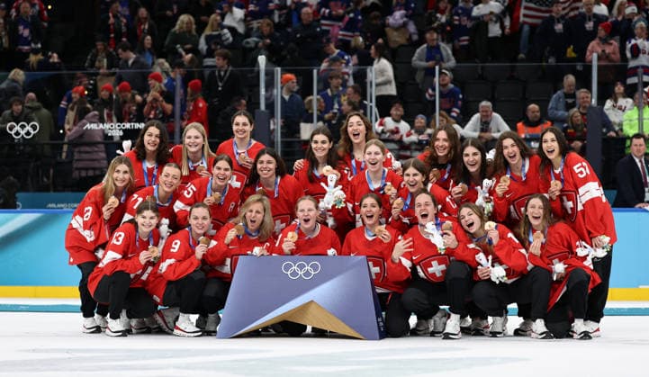(260220) -- MILAN, Feb. 20, 2026 -- Bronze medalists players of Switzerland pose during the awarding ceremony after the Ice hockey, Eishockey women s gold medal game between the United States and Canada at the Milan-Cortina 2026 Olympic Winter games, Winterspiele,Spiele, Summer games in Milan, Italy, Feb. 19, 2026. ) (MICO2026)ITALY-MILAN-OLYMPIC WINTER GAMES-ICE HOCKEY-WOMEN-GOLD MEDAL GAME-USA VS CAN WangxKaiyan 