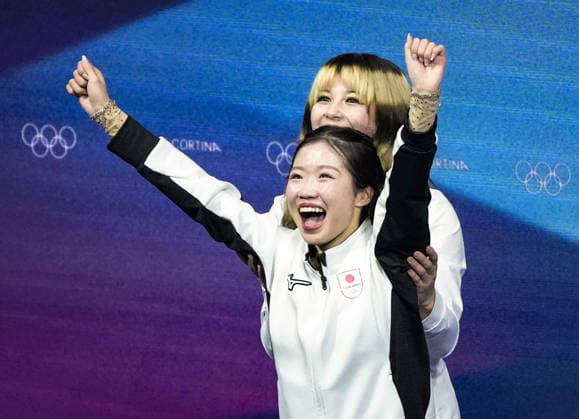 Milan Cortina Olympics: Figure skating, Eiskunstlauf Ami Nakai (front) of Japan celebrates winning the bronze medal with gold medalist Alysa Liu of the United States in the women s figure skating event at the Milan Cortina Olympics at Milano Ice Skating Arena in Milan on Feb. 19, 2026.  A14AA0005306552P