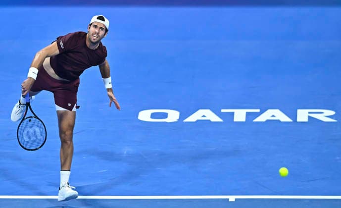 ATP, Tennis Herren Qatar Exxonmobil Open 2026 tennis tournament in Doha - 19 Feb 2026 Karen Khachanov of Russia plays against Carlos Alcaraz of Spain (not in view) during their men s singles quarter final match at the ATP Qatar Exxonmobil Open 2026 tennis tournament at the Khalifa International Tennis Complex. Carlos Alcarazwon against Karen Khachanov 6-7,6-4,6-3. Doha Qatar Copyright: xNoushadxVariyattiyakkalx xSOPAxImagesx NVRITYAKAL3-004