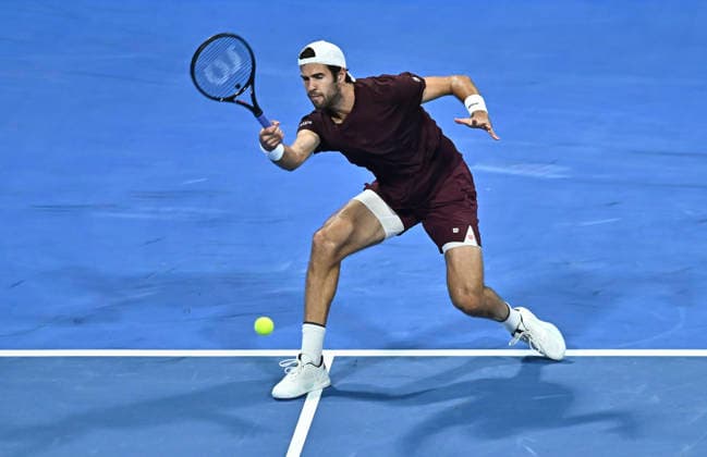 ATP, Tennis Herren Qatar Exxonmobil Open 2026 tennis tournament in Doha - 19 Feb 2026 Karen Khachanov of Russia plays against Carlos Alcaraz of Spain (not in view) during their men s singles quarter final match at the ATP Qatar Exxonmobil Open 2026 tennis tournament at the Khalifa International Tennis Complex. Carlos Alcarazwon against Karen Khachanov 6-7,6-4,6-3. Doha Qatar Copyright: xNoushadxVariyattiyakkalx xSOPAxImagesx NVRITYAKAL3-005