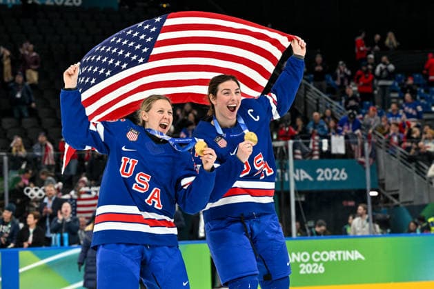 19 02 2026, Milano, Santa Giulia Ice hockey, Eishockey Arena, Winter Olympics: Gold Final USA - Canada (Ice Hockey Women), Hilary Knight of USA (R) celebrate winning the gold medal Milano Santa Giulia Ice Hockey Arena Lombardy Italy *** 19 02 2026, Milano, Santa Giulia Ice Hockey Arena, Winter Olympics Gold Final USA Canada Ice Hockey Women , Hilary Knight of USA R celebrate winning the gold medal Milano Santa Giulia Ice Hockey Arena Lombardy Italy Copyright: xJustPictures.ch AndreaxBrancax jp-en-AnBr-AB-AAB_247619022026