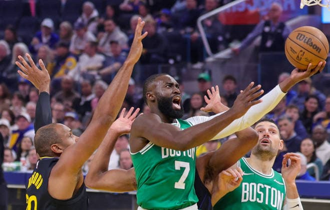 (260220) -- SAN FRANCISCO, Feb. 20, 2026 -- Jaylen Brown (C) of Boston Celtics goes for a layup during the 2025-2026 NBA, Basketball Herren, USA regular season game between Golden State Warriors and Boston Celtics in San Francisco, the United States, Feb. 19, 2026. (Photo by Xinhua) (SP)U.S.-SAN FRANCISCO-BASKETBALL-NBA-WARRIORS VS CELTICS ArthurxDong 