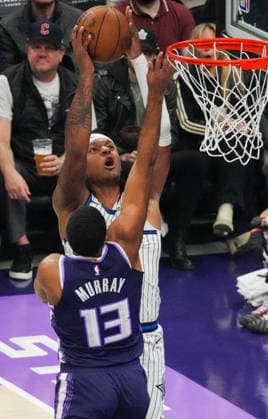 (260220) -- SACRAMENTO, Feb. 20, 2026 -- Paolo Banchero (back) of Orlando Magic dunks during the 2025-2026 NBA, Basketball Herren, USA regular season basketball game between Sacramento Kings and Orlando Magic in Sacramento, the United States, Feb. 19, 2026. (Photo by Xinhua) (SP)U.S.-SACRAMENTO-BASKETBALL-NBA-MAGIC VS KINGS SunxYuxuan 