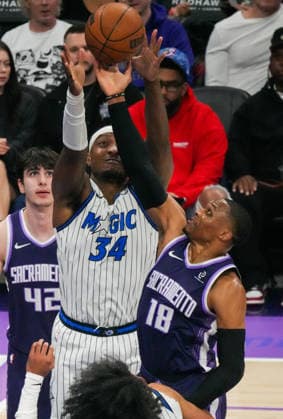 (260220) -- SACRAMENTO, Feb. 20, 2026 -- Russell Westbrook (R) of Sacramento Kings goes for a layup during the 2025-2026 NBA, Basketball Herren, USA regular season basketball game between Sacramento Kings and Orlando Magic in Sacramento, the United States, Feb. 19, 2026. (Photo by Xinhua) (SP)U.S.-SACRAMENTO-BASKETBALL-NBA-MAGIC VS KINGS SunxYuxuan 