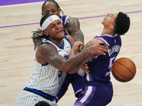 (260220) -- SACRAMENTO, Feb. 20, 2026 -- Paolo Banchero (front L) of Orlando Magic vies with Nique Clifford (front R) of Sacramento Kings during the 2025-2026 NBA, Basketball Herren, USA regular season basketball game between Sacramento Kings and Orlando Magic in Sacramento, the United States, Feb. 19, 2026. (Photo by Xinhua) (SP)U.S.-SACRAMENTO-BASKETBALL-NBA-MAGIC VS KINGS SunxYuxuan 