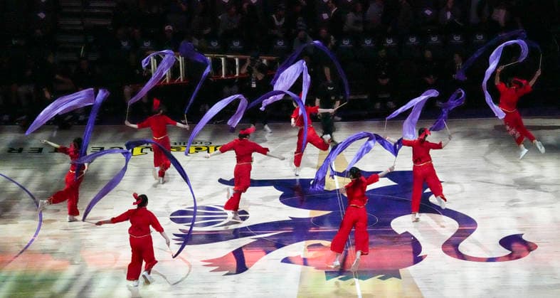 (260220) -- SACRAMENTO, Feb. 20, 2026 -- Dancers perform in the halftime show to celebrate the Chinese New Year during the 2025-2026 NBA, Basketball Herren, USA regular season basketball game between Sacramento Kings and Orlando Magic in Sacramento, the United States, Feb. 19, 2026. (Photo by Xinhua) (SP)U.S.-SACRAMENTO-BASKETBALL-NBA-MAGIC VS KINGS SunxYuxuan 