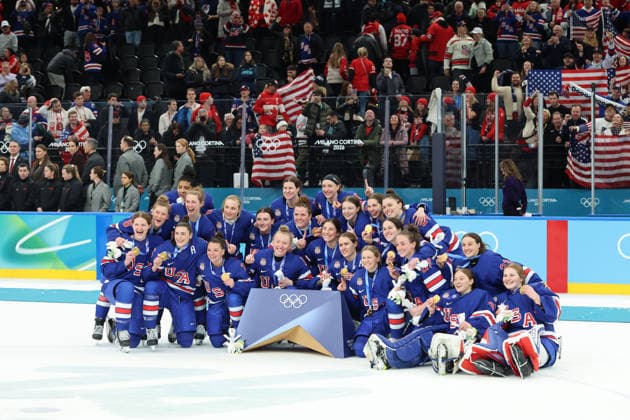 February 19, 2026, Milan, Lombardy, Italy: Team United States poses for a team shot after they defeated Team Canada in overtime of the women s Ice hockey, Eishockey gold medal game during the Milano Cortina 2026 Olympic Winter games, Winterspiele,Spiele, Summer games at Milano Santagiulia Ice Hockey Arena. Olympics 2026: Milano Cortina: Ice Hockey-Women Finals - Gold Medal Game-USA V CAN  - ZUMAm117 20260219_oly_m117_109 Copyright: xDavidxMcIntyrex