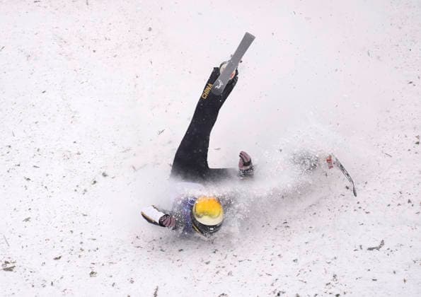 (260220) -- LIVIGNO, Feb. 20, 2026 -- Li Tianma of China falls onto the snow during the freestyle skiing men s aerials qualification 1 at the Milan-Cortina 2026 Olympic Winter games, Winterspiele,Spiele, Summer games in Livigno, Italy, Feb. 20, 2026. ) (MICO2026)ITALY-LIVIGNO-OLYMPIC WINTER GAMES-FREESTYLE SKIING-MEN S AERIALS-QUALIFICATION HuxChao 